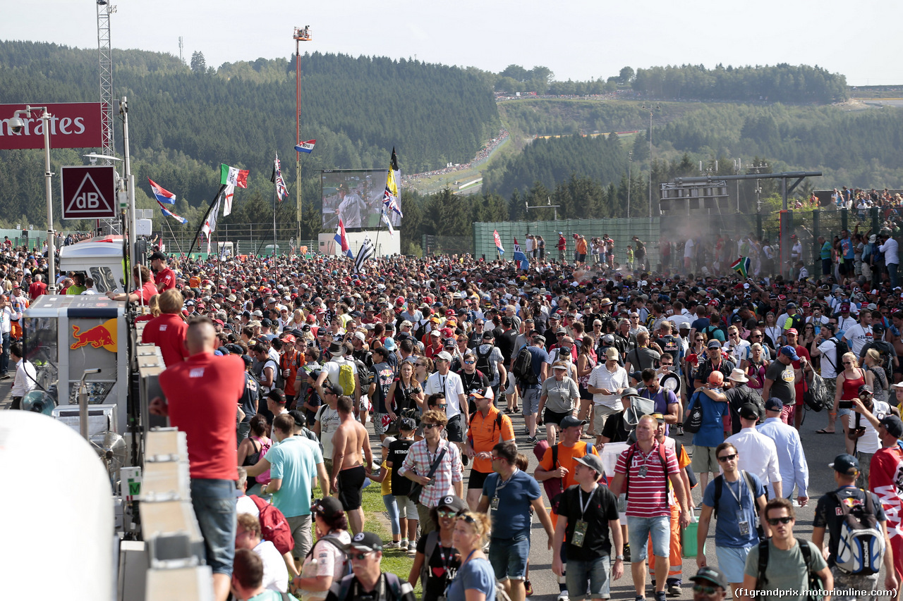 GP BELGIO, 28.08.2016 - Gara, Fans invade the circuit at the end of the race.