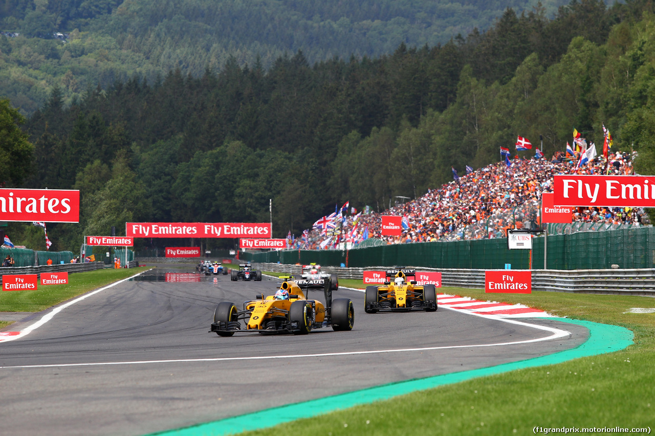 GP BELGIO, 28.08.2016 - Gara, Jolyon Palmer (GBR) Renault Sport F1 Team RS16 e Kevin Magnussen (DEN) Renault Sport F1 Team RS16