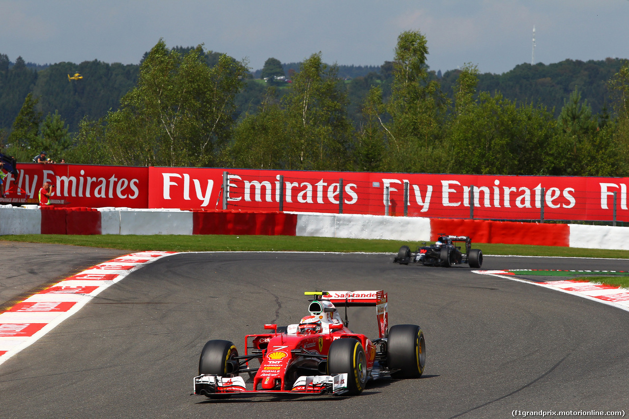 GP BELGIO, 28.08.2016 - Gara, Kimi Raikkonen (FIN) Ferrari SF16-H e Fernando Alonso (ESP) McLaren Honda MP4-31