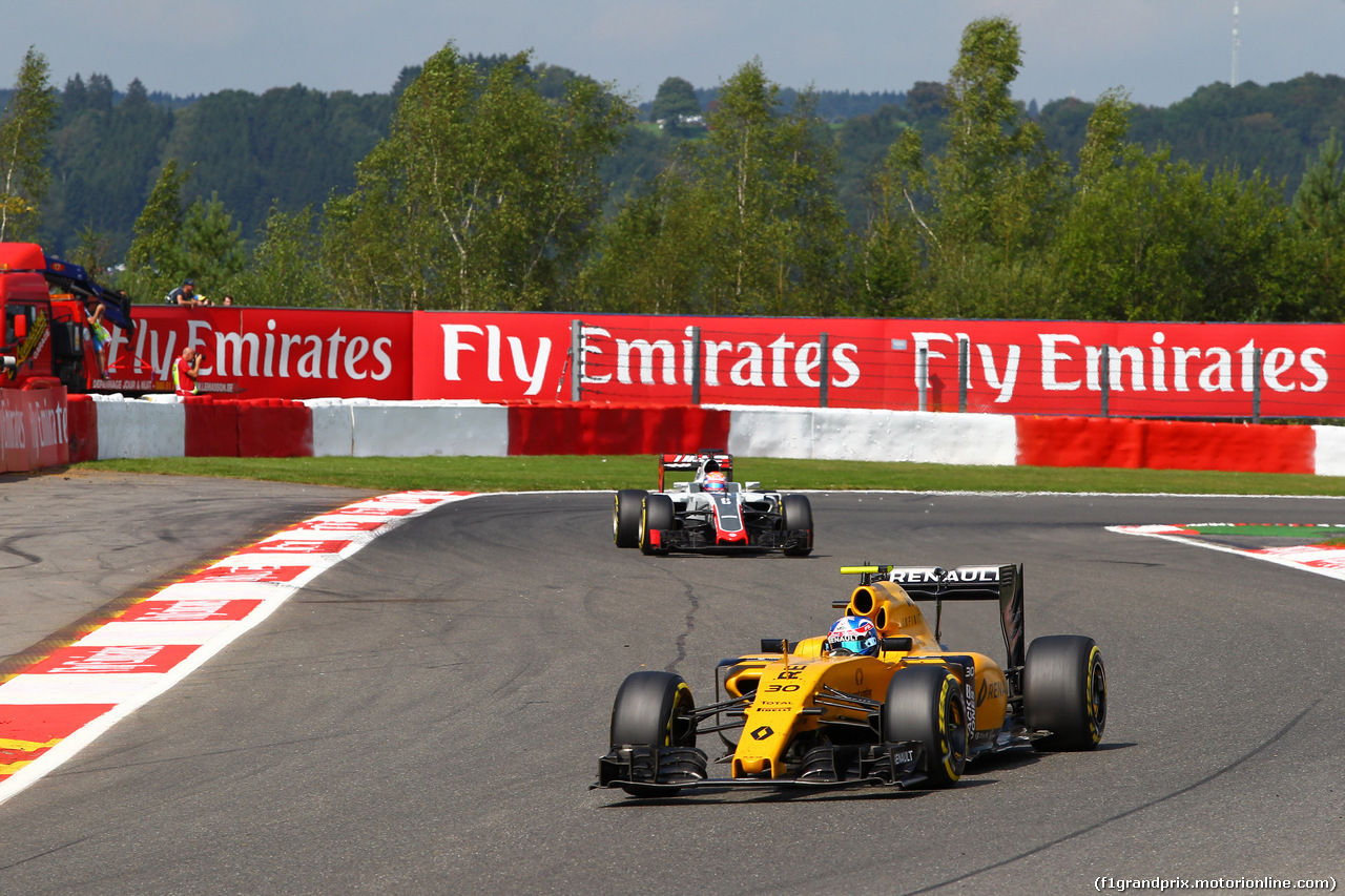 GP BELGIO, 28.08.2016 - Gara, Jolyon Palmer (GBR) Renault Sport F1 Team RS16 e Romain Grosjean (FRA) Haas F1 Team VF-16