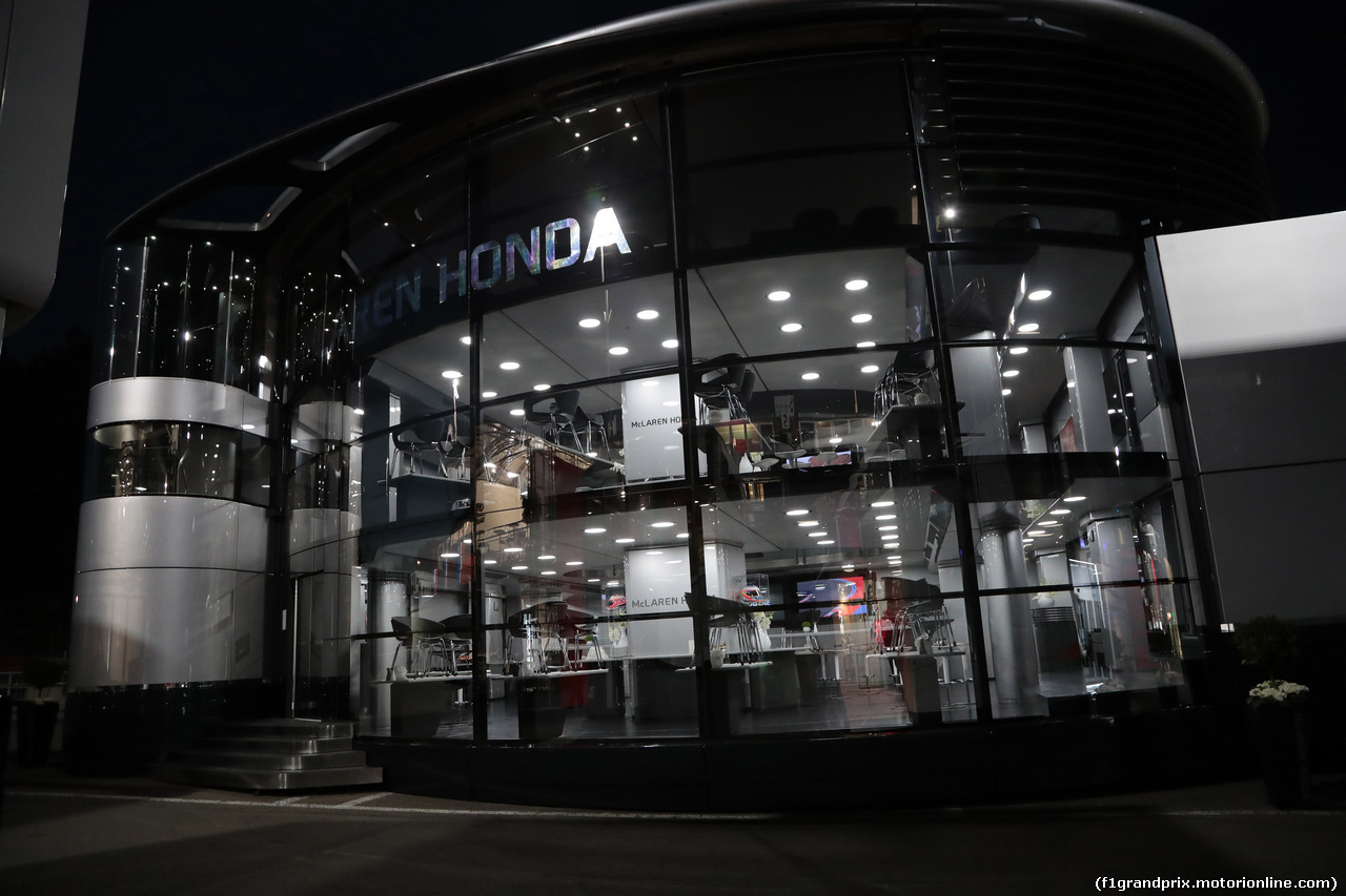 GP BELGIO, 28.08.2016 - McLaren Hospitality at night