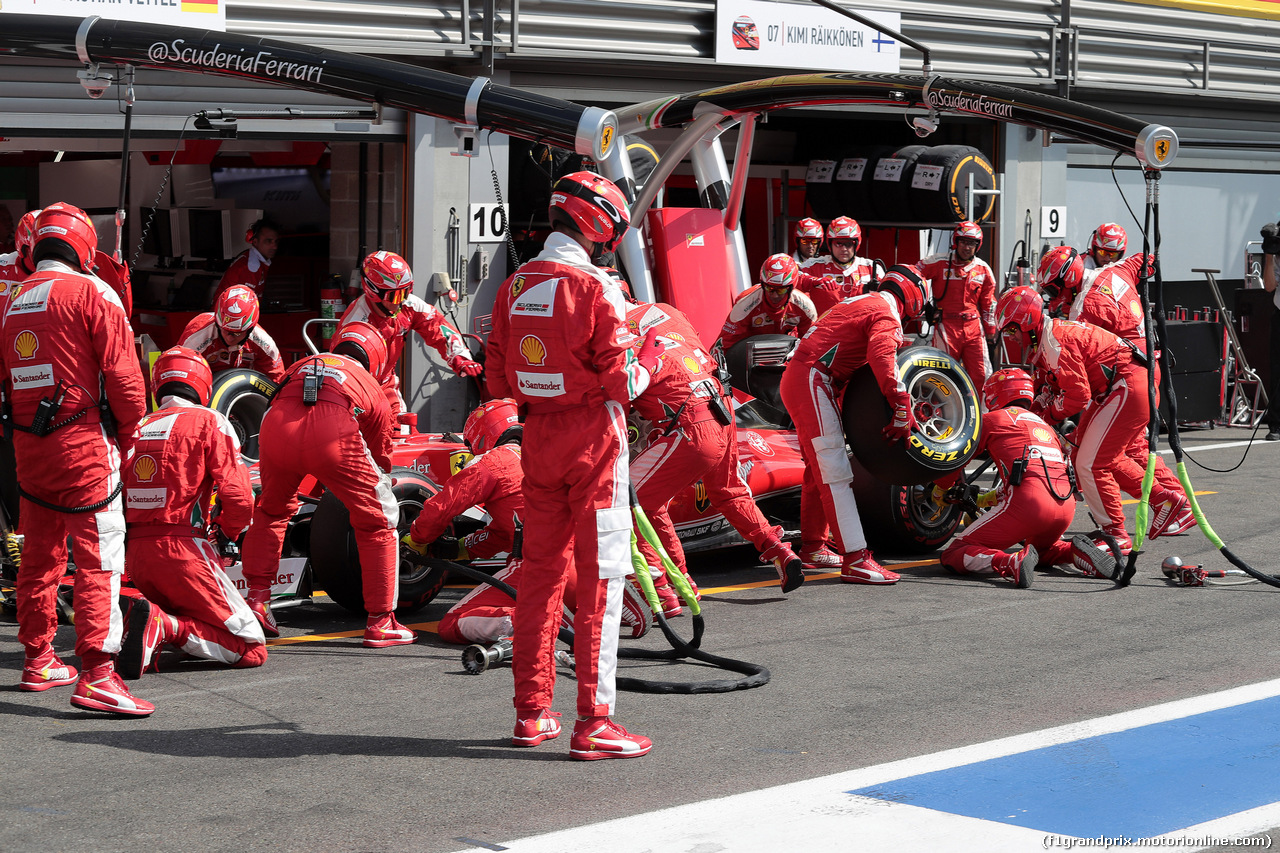 GP BELGIO, 28.08.2016 - Gara, Pit stop, Kimi Raikkonen (FIN) Ferrari SF16-H