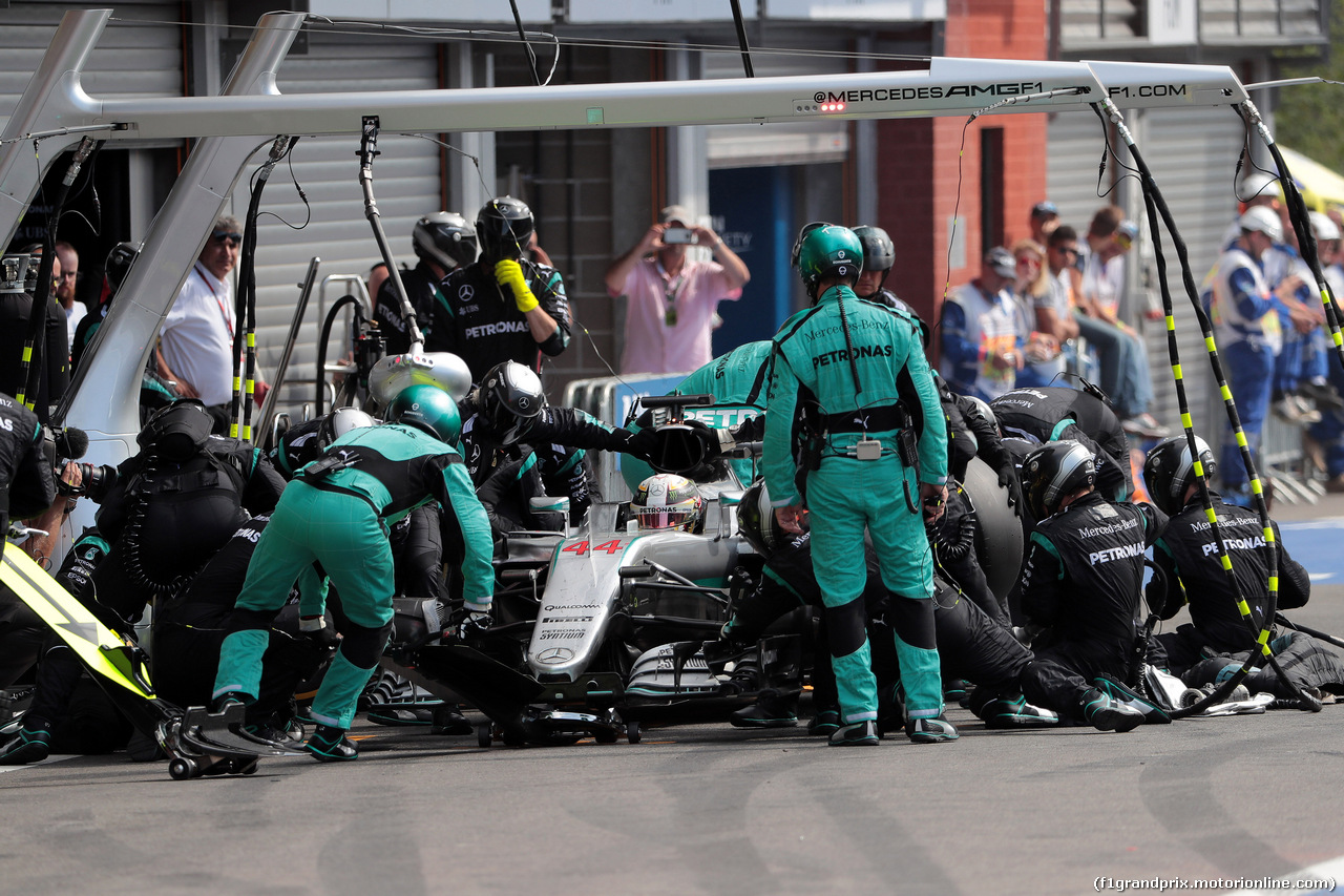 GP BELGIO, 28.08.2016 - Gara, Pit stop, Lewis Hamilton (GBR) Mercedes AMG F1 W07 Hybrid