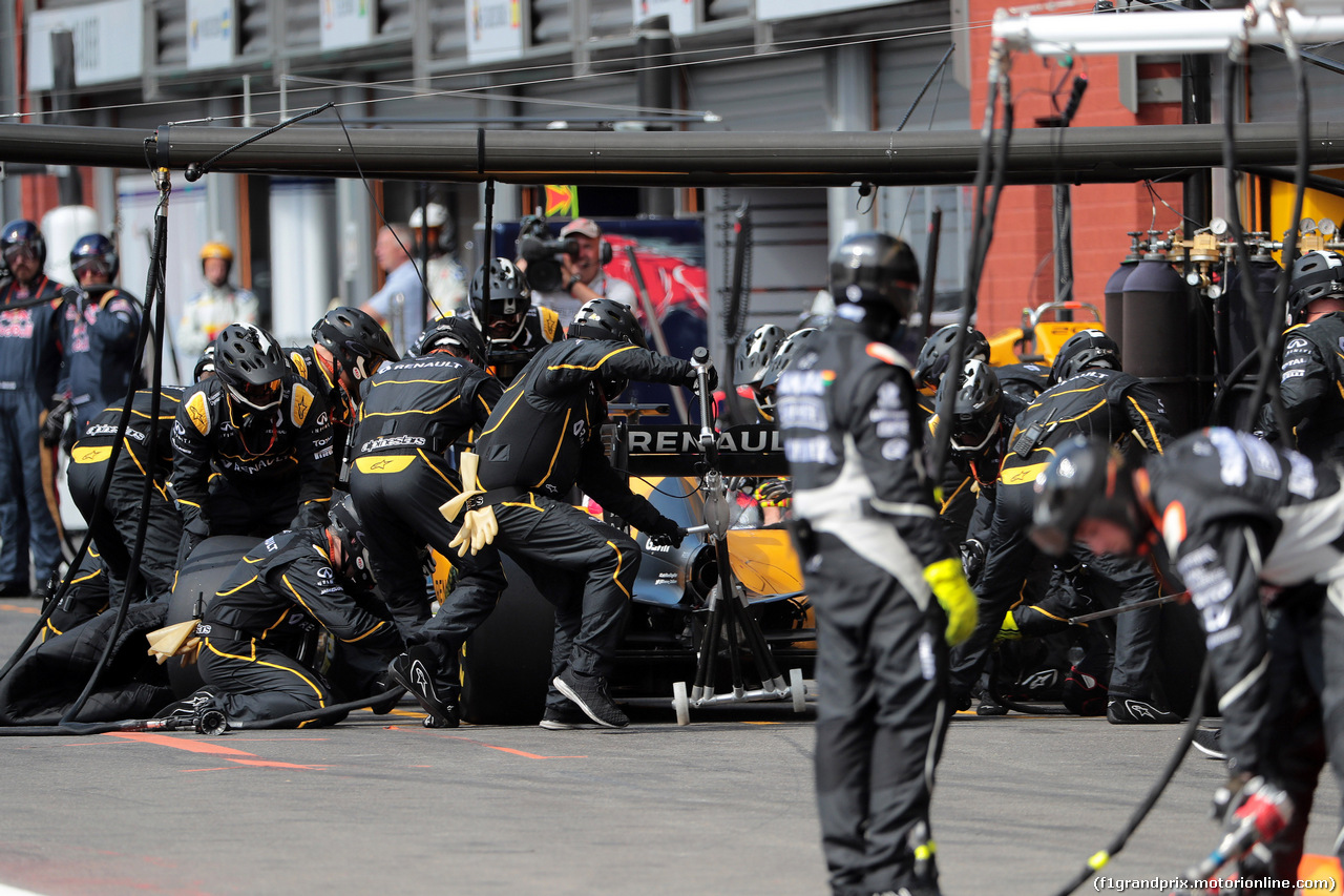 GP BELGIO, 28.08.2016 - Gara, Pit stop, Jolyon Palmer (GBR) Renault Sport F1 Team RS16