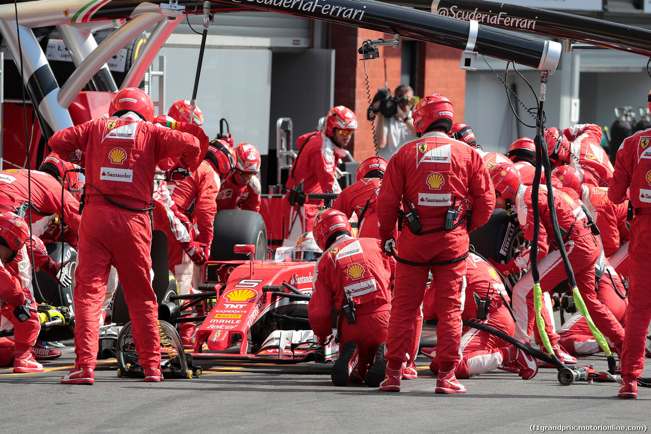 GP BELGIO, 28.08.2016 - Gara, Pit stop, Sebastian Vettel (GER) Ferrari SF16-H