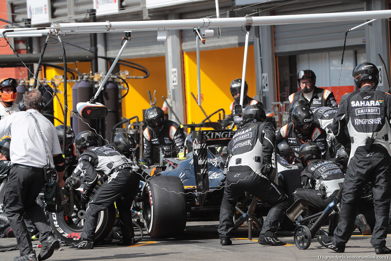 GP BELGIO, 28.08.2016 - Gara, Pit stop, Sergio Perez (MEX) Sahara Force India F1 VJM09