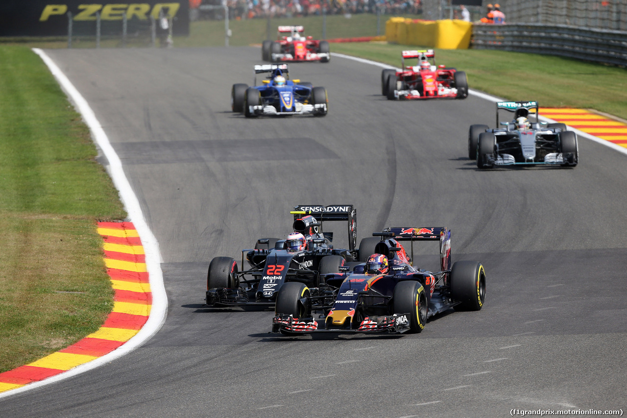 GP BELGIO, 28.08.2016 - Gara, Jenson Button (GBR)  McLaren Honda MP4-31 e Daniil Kvyat (RUS) Scuderia Toro Rosso STR11