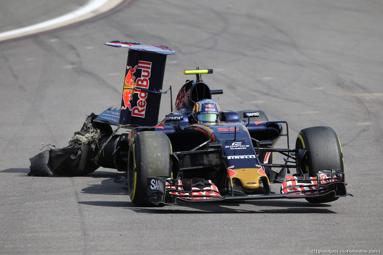 GP BELGIO, 28.08.2016 - Gara, Carlos Sainz Jr (ESP) Scuderia Toro Rosso STR11 with a puncture e damaged rear wing