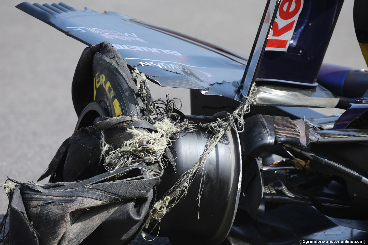 GP BELGIO, 28.08.2016 - Gara, Carlos Sainz Jr (ESP) Scuderia Toro Rosso STR11 with a puncture e damaged rear wing