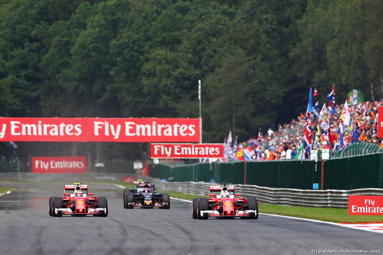 GP BELGIO, 28.08.2016 - Gara, Kimi Raikkonen (FIN) Ferrari SF16-H e Sebastian Vettel (GER) Ferrari SF16-H