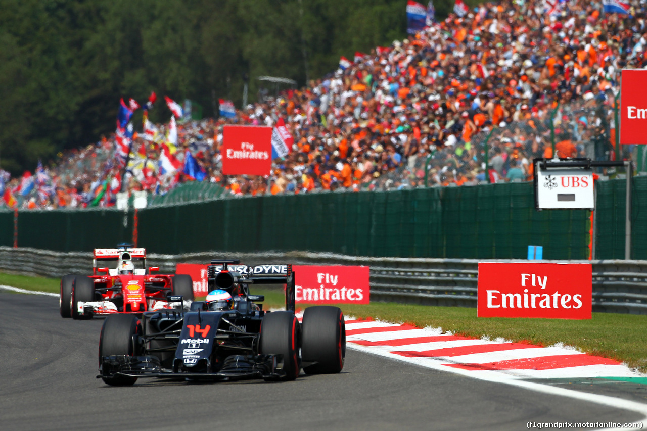 GP BELGIO, 28.08.2016 - Gara, Fernando Alonso (ESP) McLaren Honda MP4-31 davanti a Sebastian Vettel (GER) Ferrari SF16-H