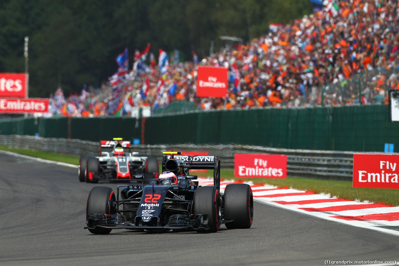 GP BELGIO, 28.08.2016 - Gara, Jenson Button (GBR)  McLaren Honda MP4-31 davanti a Esteban Gutierrez (MEX) Haas F1 Team VF-16