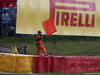 GP BELGIO, A marshal waves a red flag as the race is stoppd.
28.08.2016. Gara