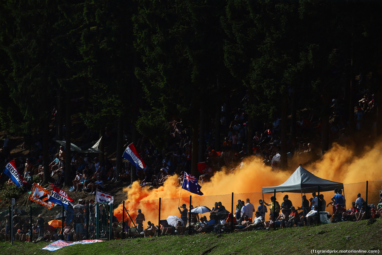 GP BELGIO, Max Verstappen (NLD) Red Bull Racing RB12 fans set off flares.
27.08.2016. Prove Libere 3