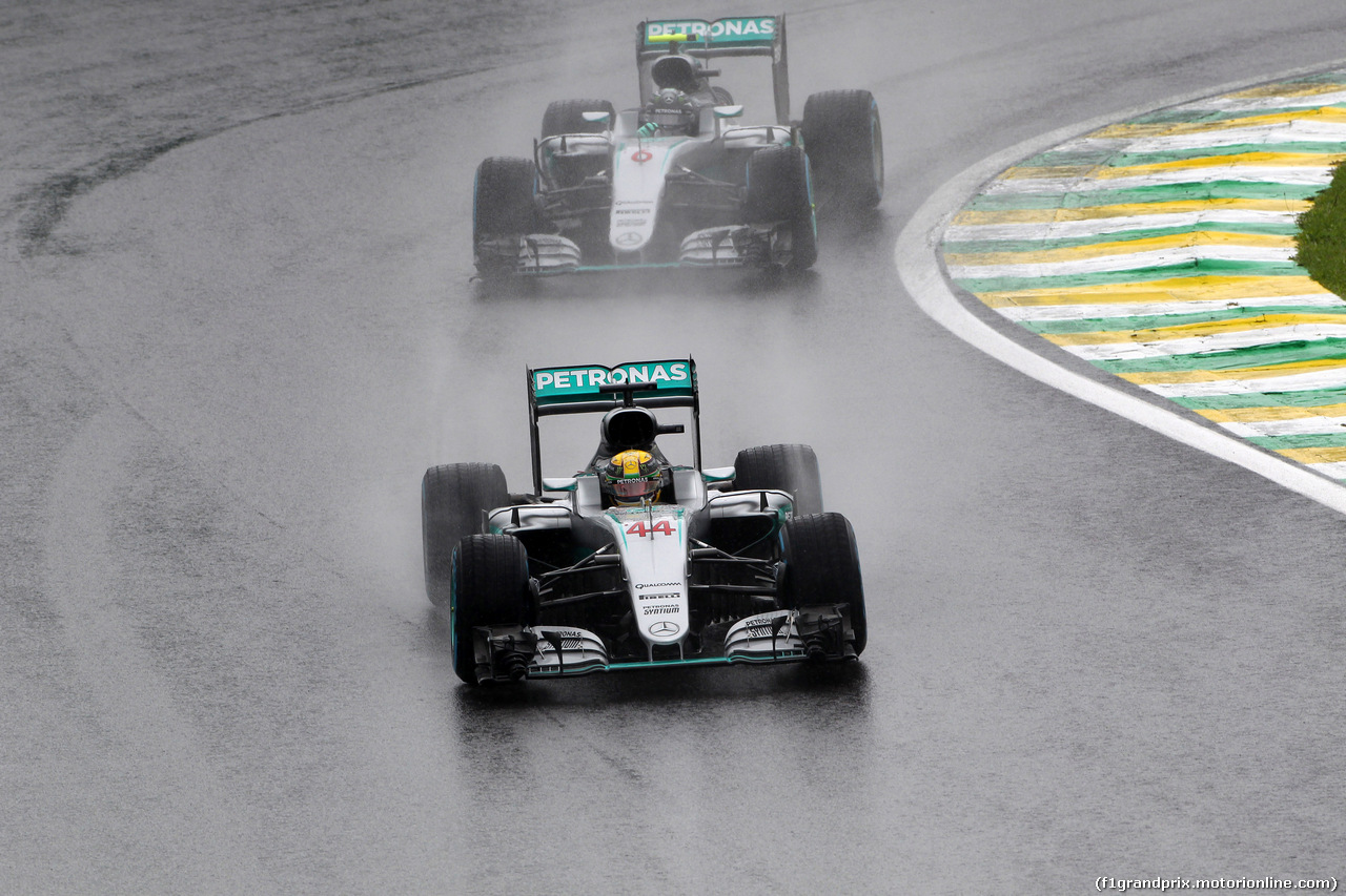 GP BRASILE, 13.11.2016 - Gara, Lewis Hamilton (GBR) Mercedes AMG F1 W07 Hybrid e Nico Rosberg (GER) Mercedes AMG F1 W07 Hybrid