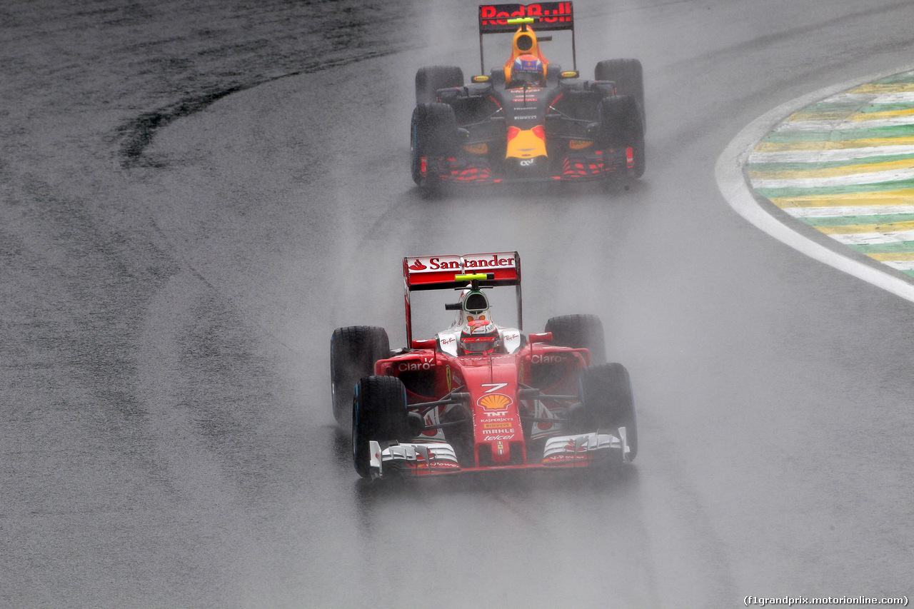 GP BRASILE, 13.11.2016 - Gara, Kimi Raikkonen (FIN) Ferrari SF16-H e Max Verstappen (NED) Red Bull Racing RB12