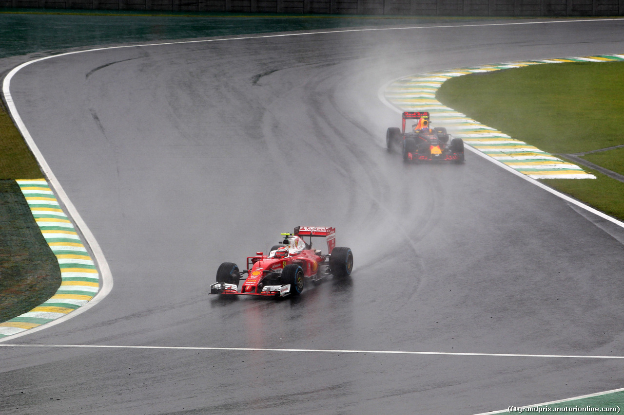 GP BRASILE, 13.11.2016 - Gara, Kimi Raikkonen (FIN) Ferrari SF16-H davanti a Max Verstappen (NED) Red Bull Racing RB12