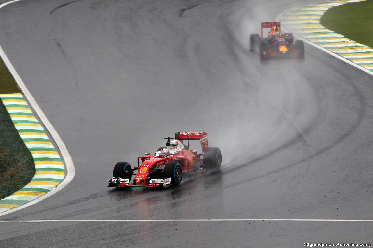 GP BRASILE, 13.11.2016 - Gara, Sebastian Vettel (GER) Ferrari SF16-H davanti a Daniel Ricciardo (AUS) Red Bull Racing RB12