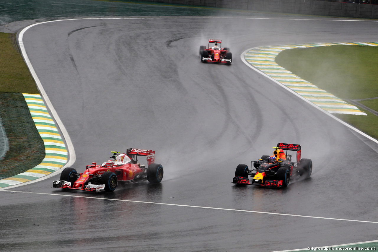 GP BRASILE, 13.11.2016 - Gara, Kimi Raikkonen (FIN) Ferrari SF16-H e Max Verstappen (NED) Red Bull Racing RB12