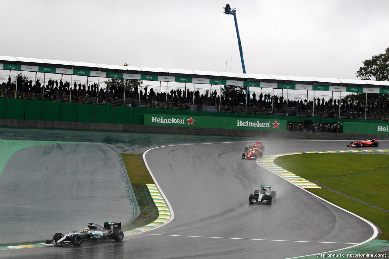 GP BRASILE, 13.11.2016 - Gara, Lewis Hamilton (GBR) Mercedes AMG F1 W07 Hybrid e Nico Rosberg (GER) Mercedes AMG F1 W07 Hybrid