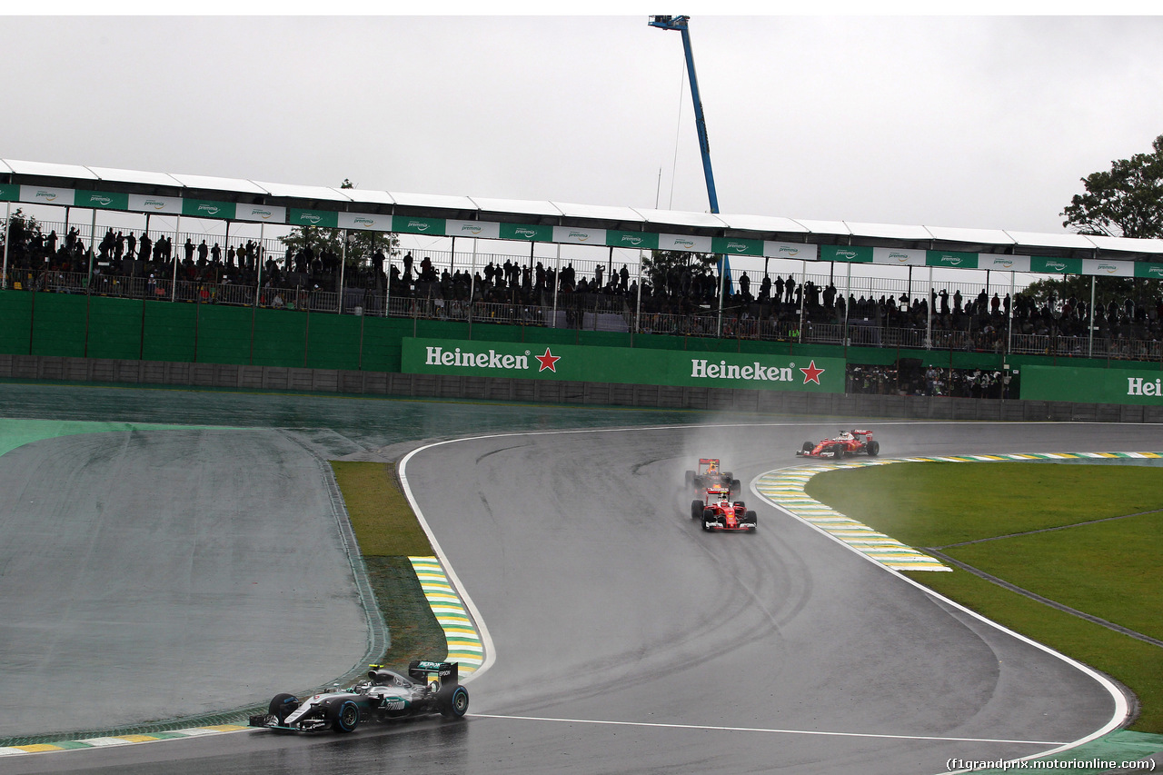 GP BRASILE, 13.11.2016 - Gara, Nico Rosberg (GER) Mercedes AMG F1 W07 Hybrid davanti a Kimi Raikkonen (FIN) Ferrari SF16-H