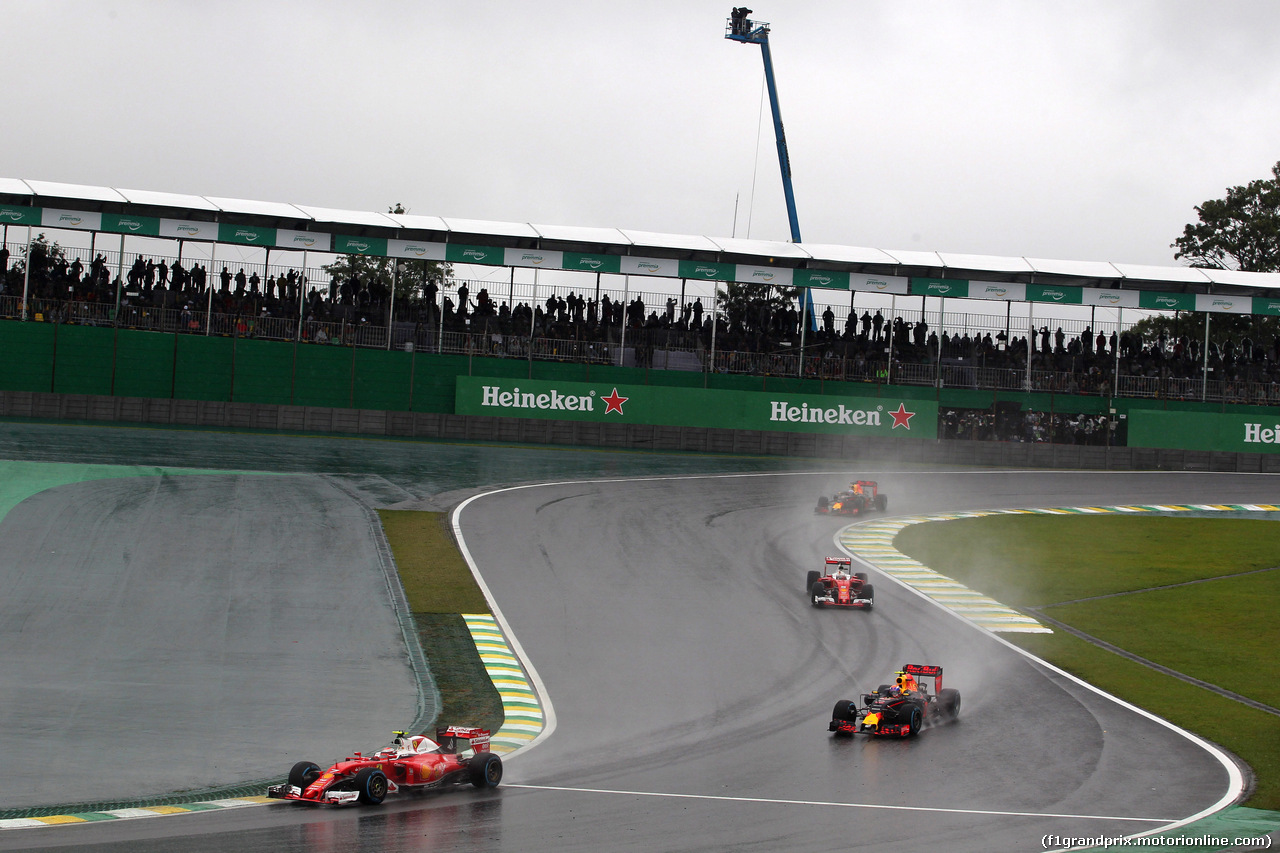 GP BRASILE, 13.11.2016 - Gara, Kimi Raikkonen (FIN) Ferrari SF16-H davanti a Max Verstappen (NED) Red Bull Racing RB12