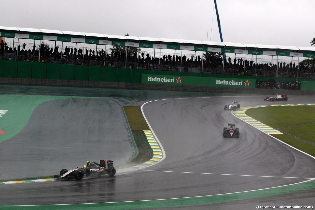 GP BRASILE, 13.11.2016 - Gara, Sergio Perez (MEX) Sahara Force India F1 VJM09 davanti a Fernando Alonso (ESP) McLaren Honda MP4-31