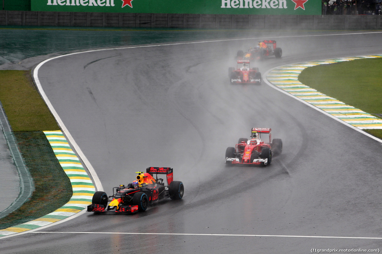 GP BRASILE, 13.11.2016 - Gara, Max Verstappen (NED) Red Bull Racing RB12 e Kimi Raikkonen (FIN) Ferrari SF16-H