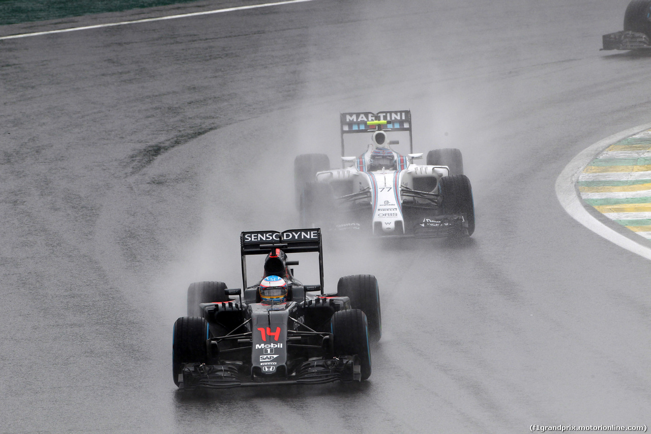 GP BRASILE, 13.11.2016 - Gara, Fernando Alonso (ESP) McLaren Honda MP4-31 e Valtteri Bottas (FIN) Williams FW38