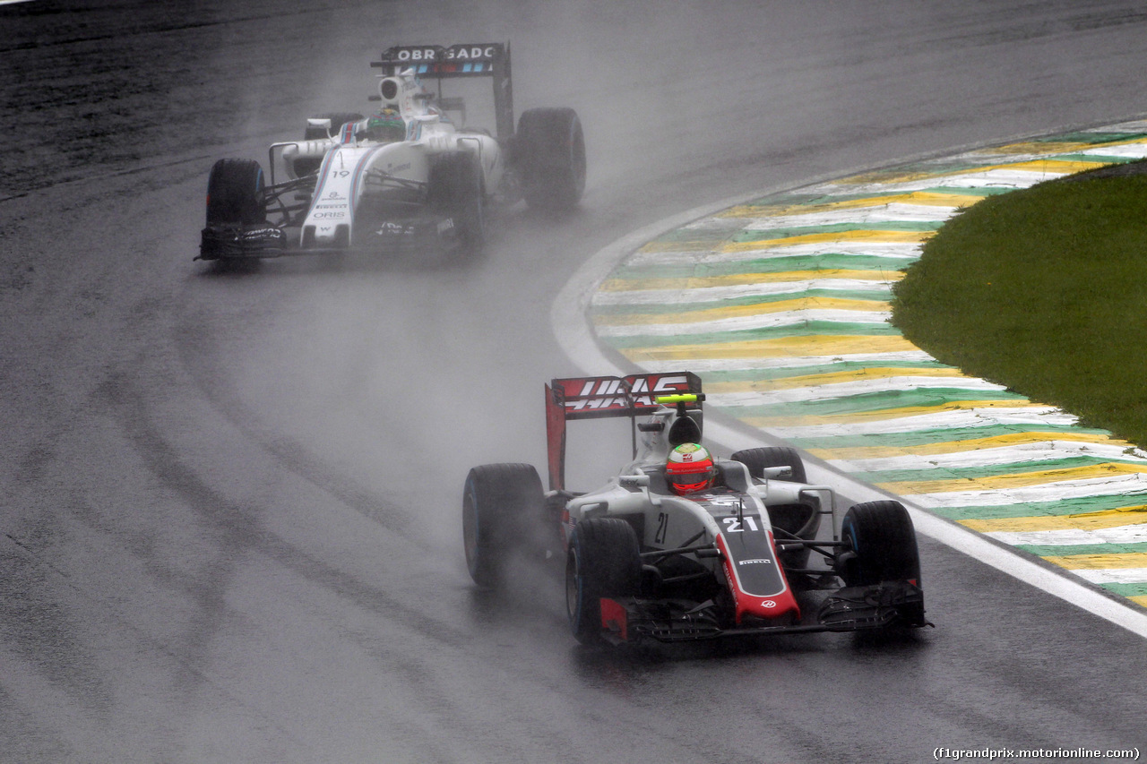 GP BRASILE, 13.11.2016 - Gara, Esteban Gutierrez (MEX) Haas F1 Team VF-16 davanti a Felipe Massa (BRA) Williams FW38