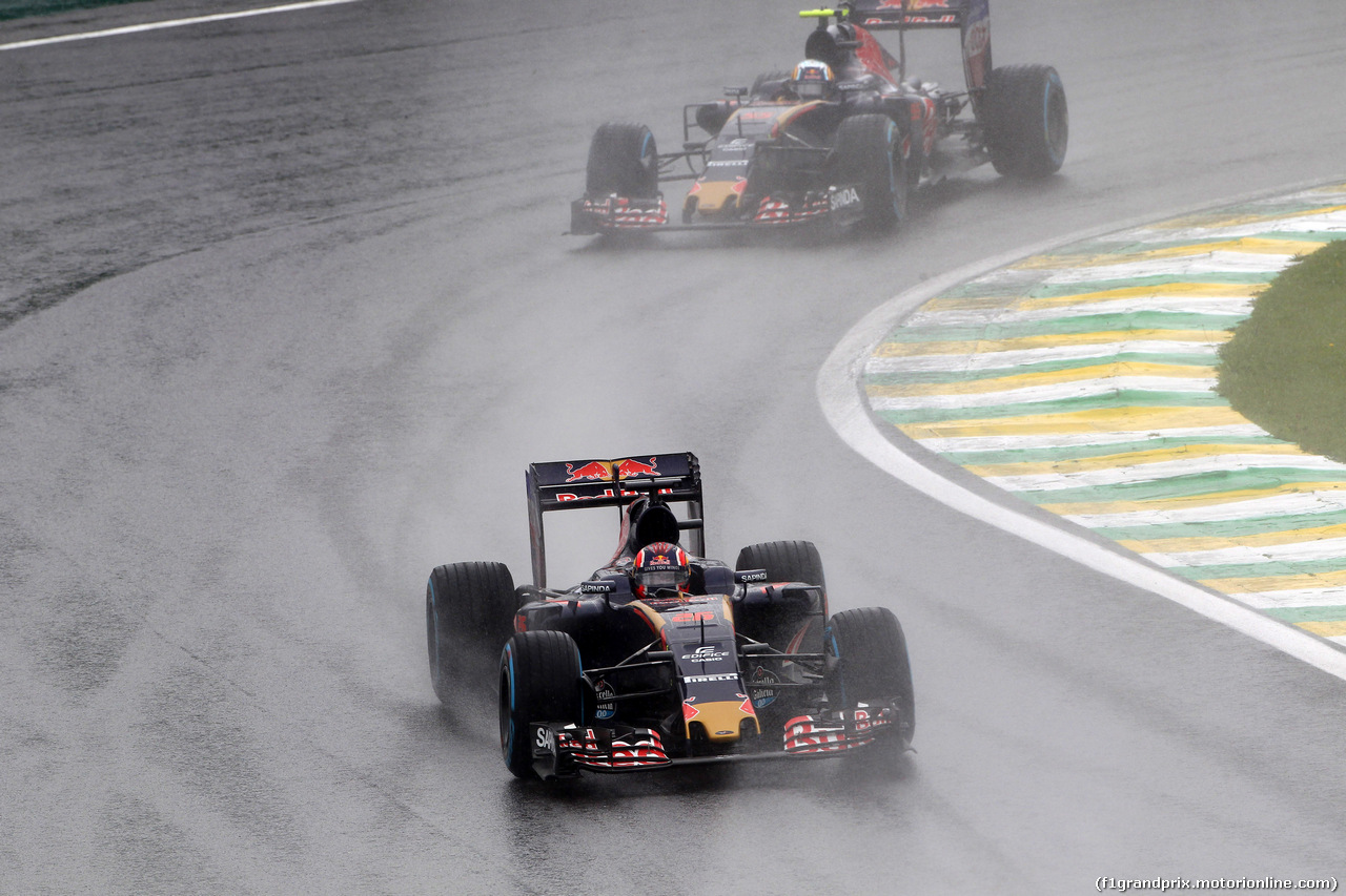 GP BRASILE, 13.11.2016 - Gara, Daniil Kvyat (RUS) Scuderia Toro Rosso STR11 davanti a Carlos Sainz Jr (ESP) Scuderia Toro Rosso STR11