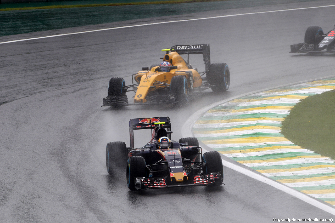 GP BRASILE, 13.11.2016 - Gara, Carlos Sainz Jr (ESP) Scuderia Toro Rosso STR11 davanti a Jolyon Palmer (GBR) Renault Sport F1 Team RS16