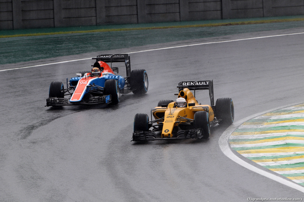 GP BRASILE, 13.11.2016 - Gara, Pascal Wehrlein (GER) Manor Racing MRT05 e Kevin Magnussen (DEN) Renault Sport F1 Team RS16