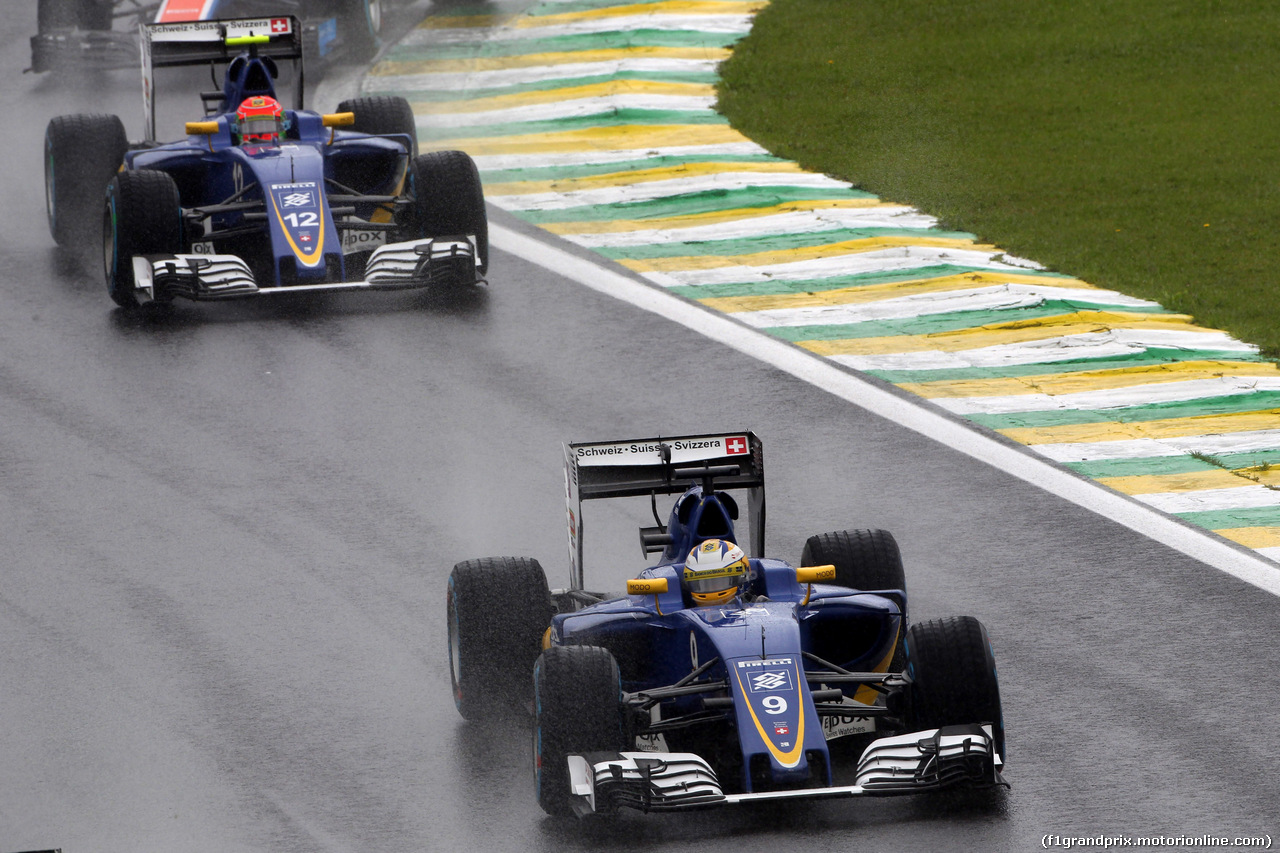 GP BRASILE, 13.11.2016 - Gara, Marcus Ericsson (SUE) Sauber C34 e Felipe Nasr (BRA) Sauber C34