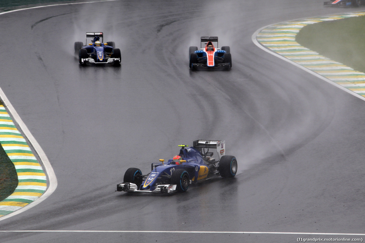 GP BRASILE, 13.11.2016 - Gara, Felipe Nasr (BRA) Sauber C34 davanti a Marcus Ericsson (SUE) Sauber C34 e Pascal Wehrlein (GER) Manor Racing MRT05