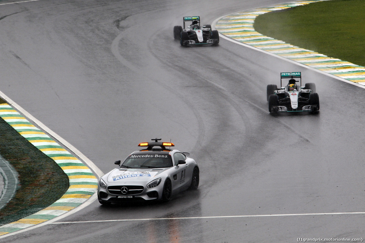GP BRASILE, 13.11.2016 - Gara, Lewis Hamilton (GBR) Mercedes AMG F1 W07 Hybrid davanti a behind the Safety car