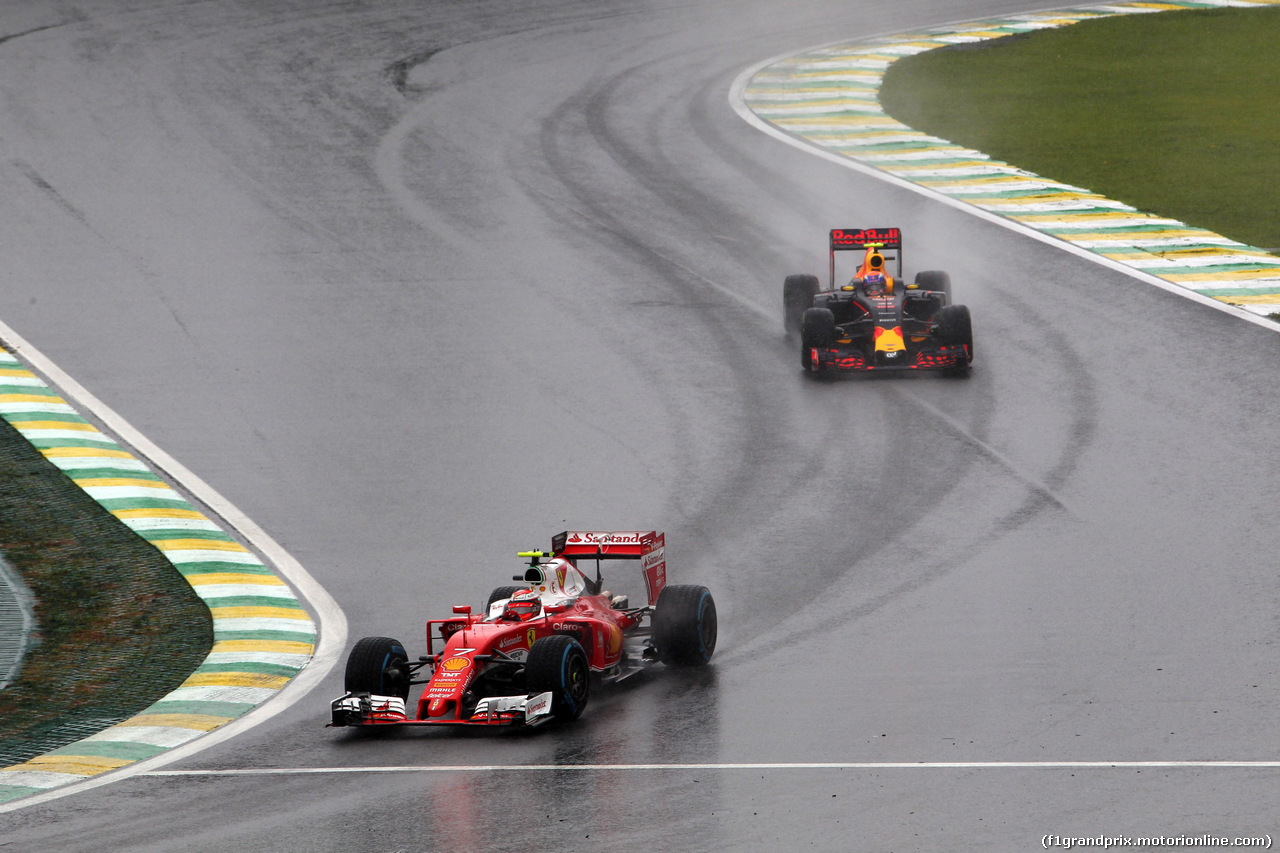 GP BRASILE, 13.11.2016 - Gara, Kimi Raikkonen (FIN) Ferrari SF16-H davanti a Max Verstappen (NED) Red Bull Racing RB12