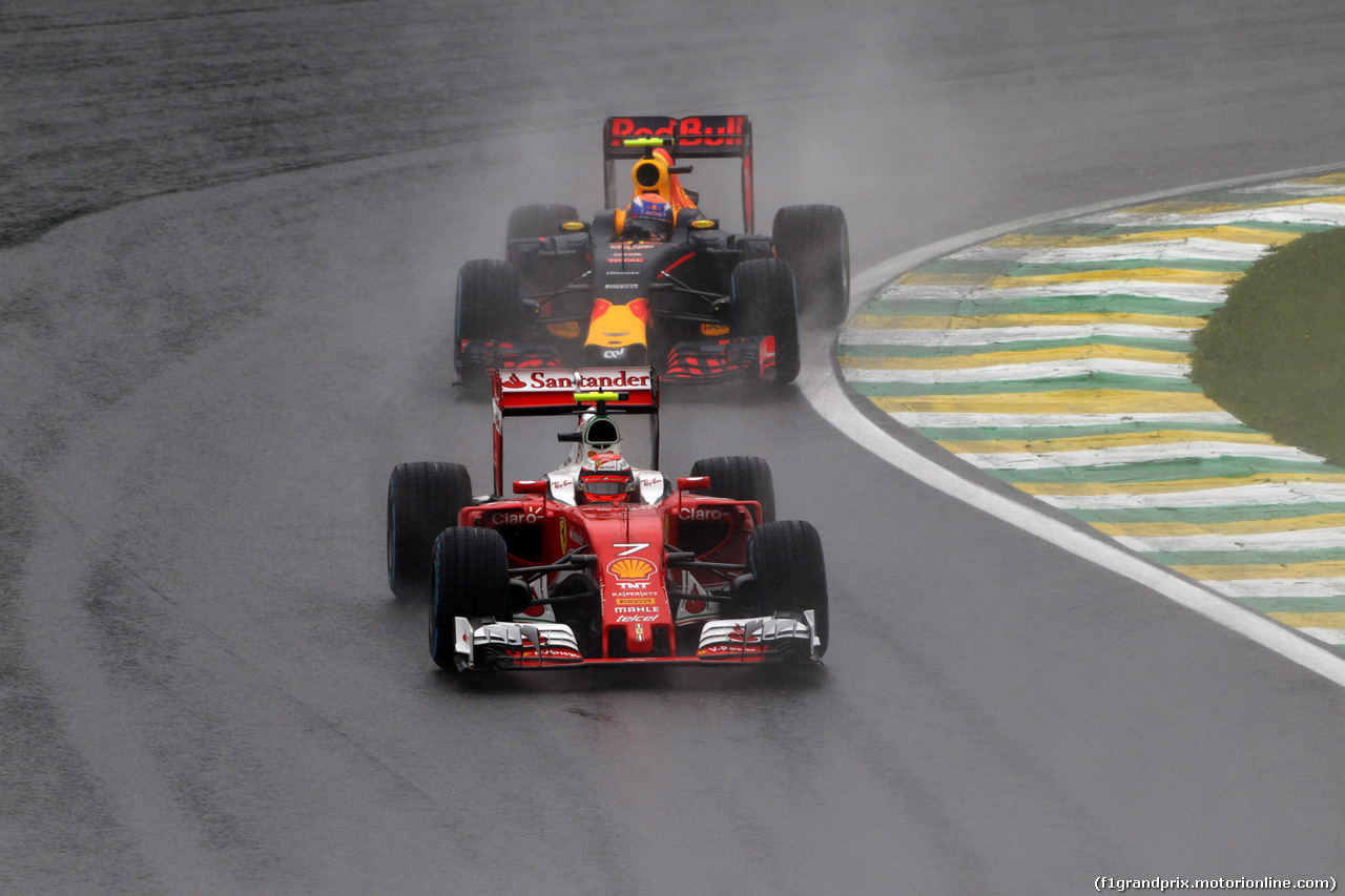 GP BRASILE, 13.11.2016 - Gara, Kimi Raikkonen (FIN) Ferrari SF16-H davanti a Max Verstappen (NED) Red Bull Racing RB12