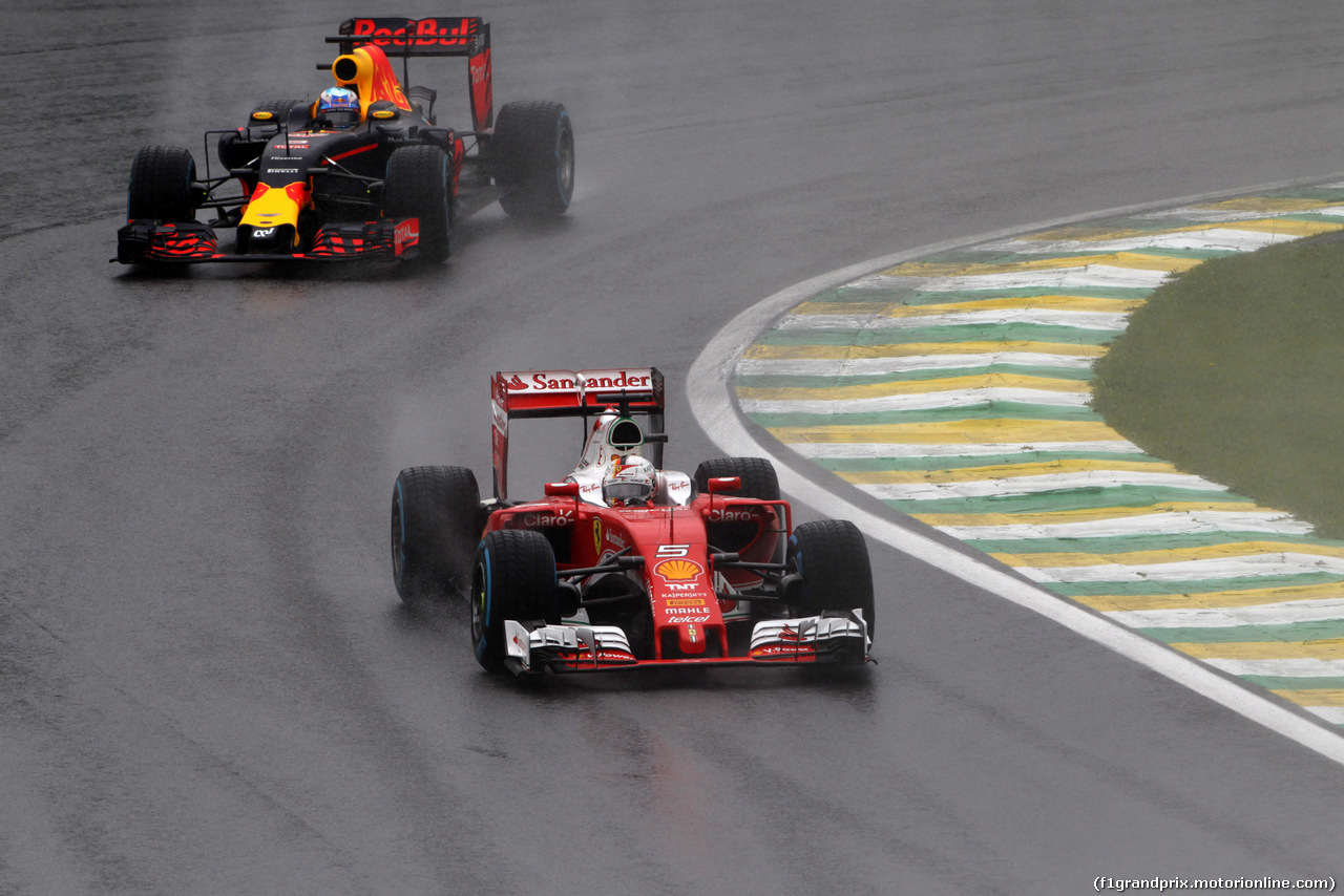 GP BRASILE, 13.11.2016 - Gara, Sebastian Vettel (GER) Ferrari SF16-H davanti a Daniel Ricciardo (AUS) Red Bull Racing RB12