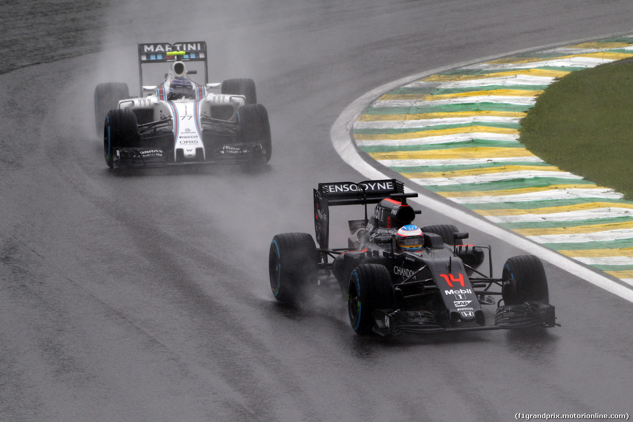 GP BRASILE, 13.11.2016 - Gara, Fernando Alonso (ESP) McLaren Honda MP4-31 davanti a Valtteri Bottas (FIN) Williams FW38