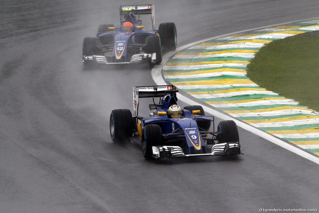 GP BRASILE, 13.11.2016 - Gara, Marcus Ericsson (SUE) Sauber C34 davanti a Felipe Nasr (BRA) Sauber C34