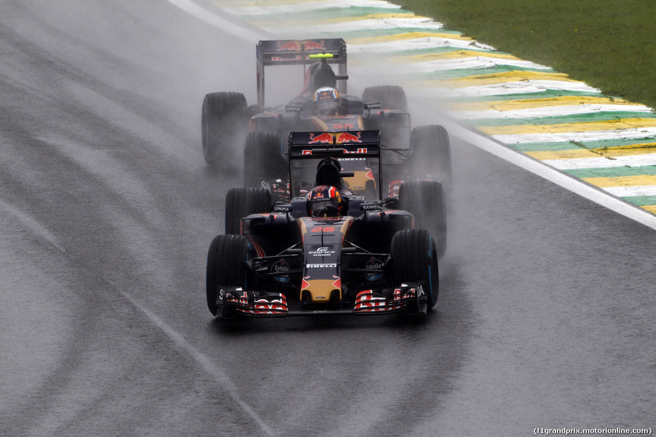 GP BRASILE, 13.11.2016 - Gara, Daniil Kvyat (RUS) Scuderia Toro Rosso STR11 davanti a Carlos Sainz Jr (ESP) Scuderia Toro Rosso STR11