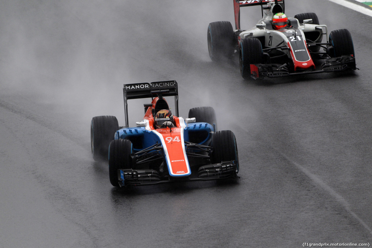 GP BRASILE, 13.11.2016 - Gara, Pascal Wehrlein (GER) Manor Racing MRT05 e Esteban Gutierrez (MEX) Haas F1 Team VF-16