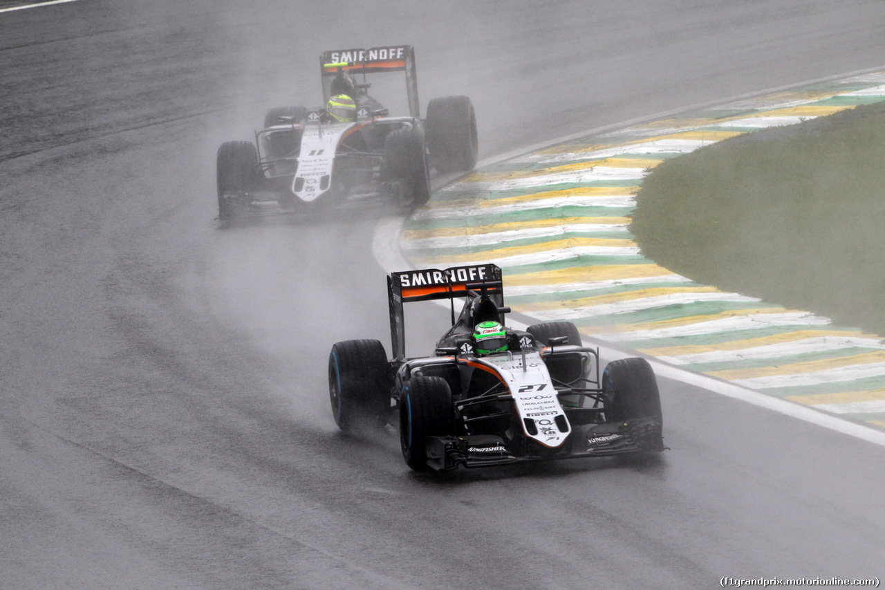 GP BRASILE, 13.11.2016 - Gara, Nico Hulkenberg (GER) Sahara Force India F1 VJM09 davanti a Sergio Perez (MEX) Sahara Force India F1 VJM09