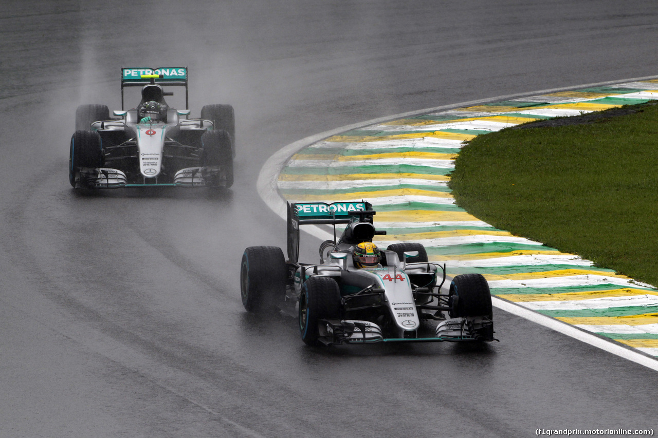 GP BRASILE, 13.11.2016 - Gara, Lewis Hamilton (GBR) Mercedes AMG F1 W07 Hybrid davanti a Nico Rosberg (GER) Mercedes AMG F1 W07 Hybrid