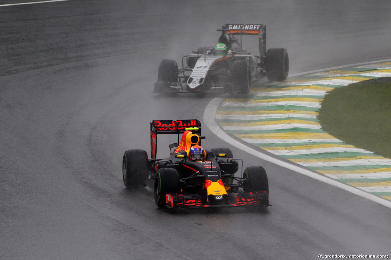 GP BRASILE, 13.11.2016 - Gara, Max Verstappen (NED) Red Bull Racing RB12 davanti a Nico Hulkenberg (GER) Sahara Force India F1 VJM09