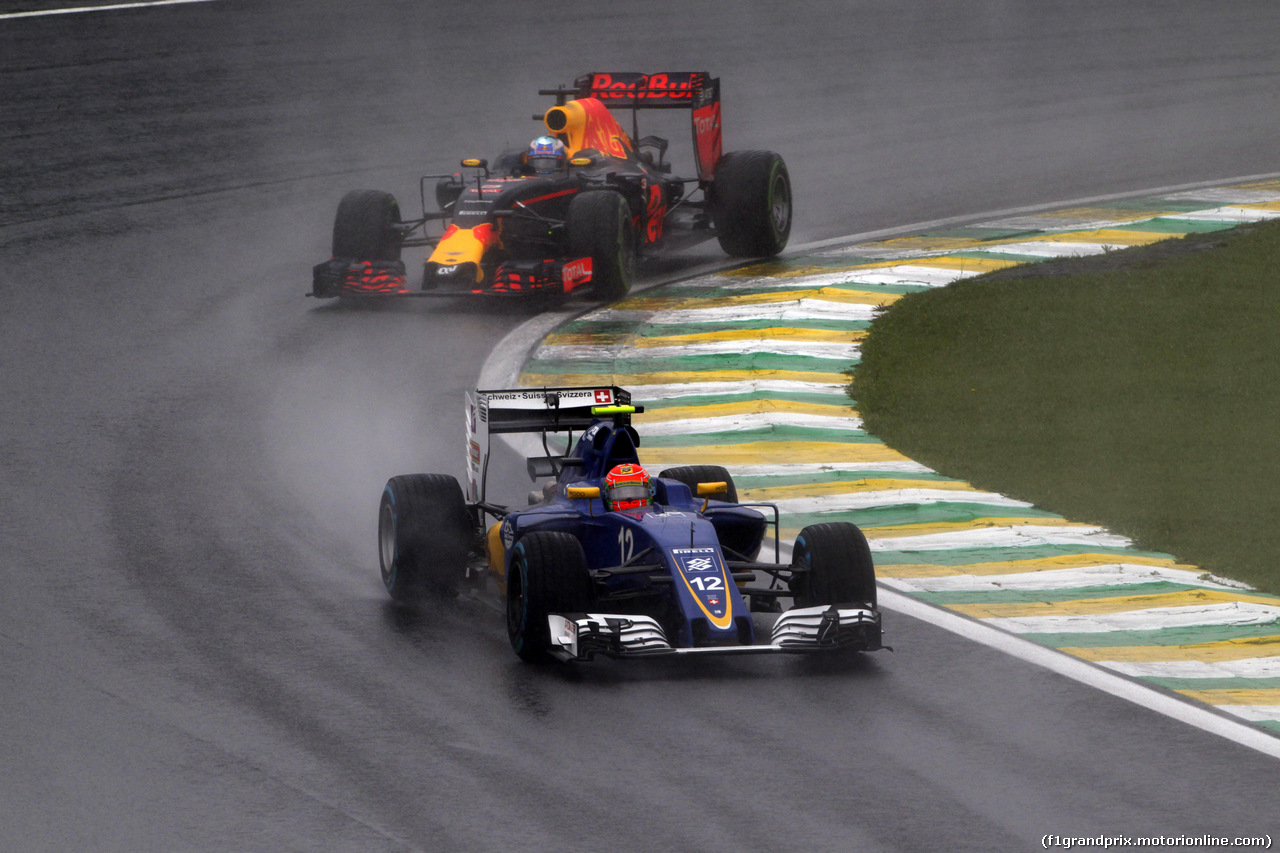 GP BRASILE, 13.11.2016 - Gara, Felipe Nasr (BRA) Sauber C34 davanti a Daniel Ricciardo (AUS) Red Bull Racing RB12