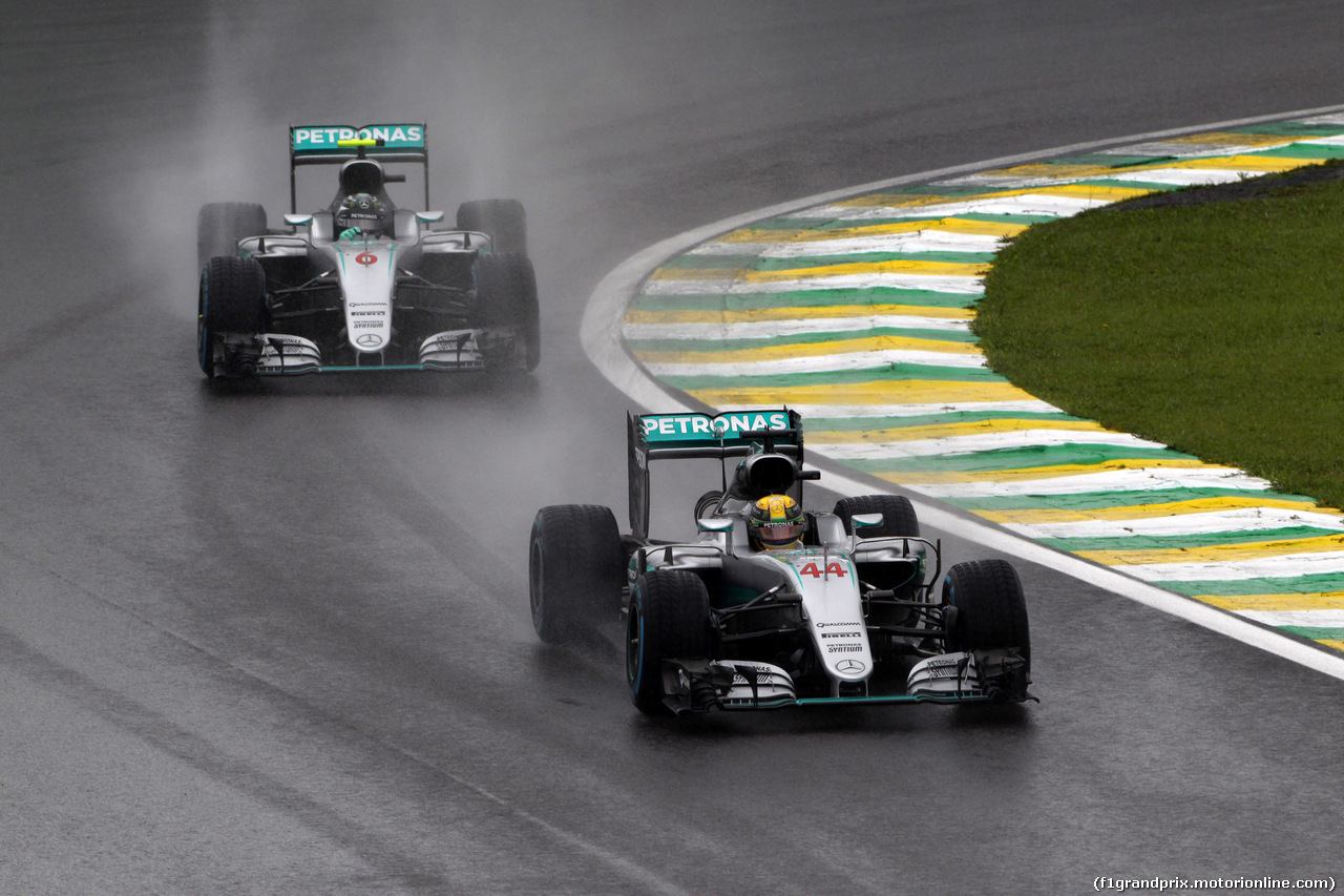 GP BRASILE, 13.11.2016 - Gara, Lewis Hamilton (GBR) Mercedes AMG F1 W07 Hybrid davanti a Nico Rosberg (GER) Mercedes AMG F1 W07 Hybrid