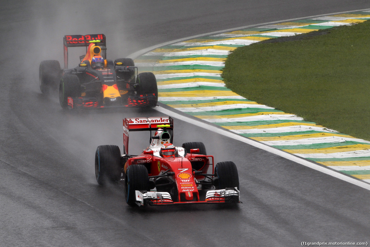 GP BRASILE, 13.11.2016 - Gara, Kimi Raikkonen (FIN) Ferrari SF16-H davanti a Max Verstappen (NED) Red Bull Racing RB12