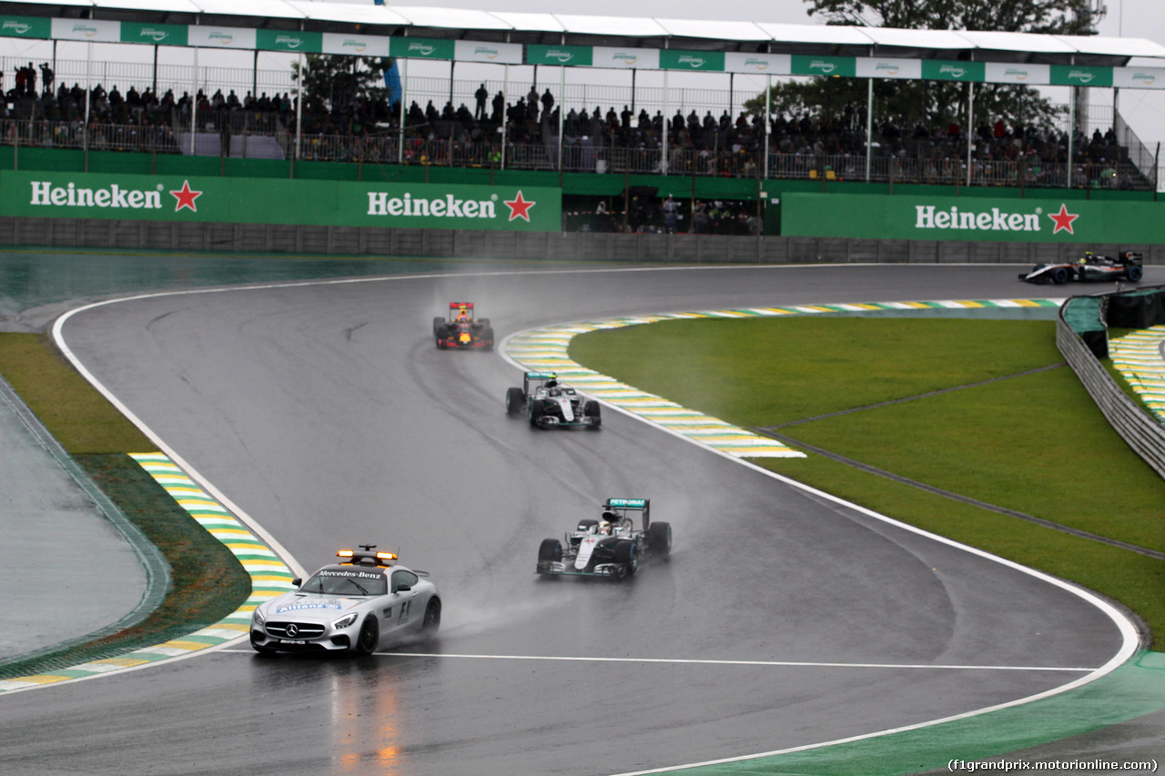 GP BRASILE, 13.11.2016 - Gara, Lewis Hamilton (GBR) Mercedes AMG F1 W07 Hybrid davanti a Nico Rosberg (GER) Mercedes AMG F1 W07 Hybrid behind the Safety car